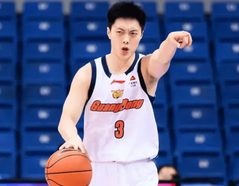 V体育下载-杜锋多给胡明轩一些尊重吧！末节开始搏命主导攻守，他的能力不差